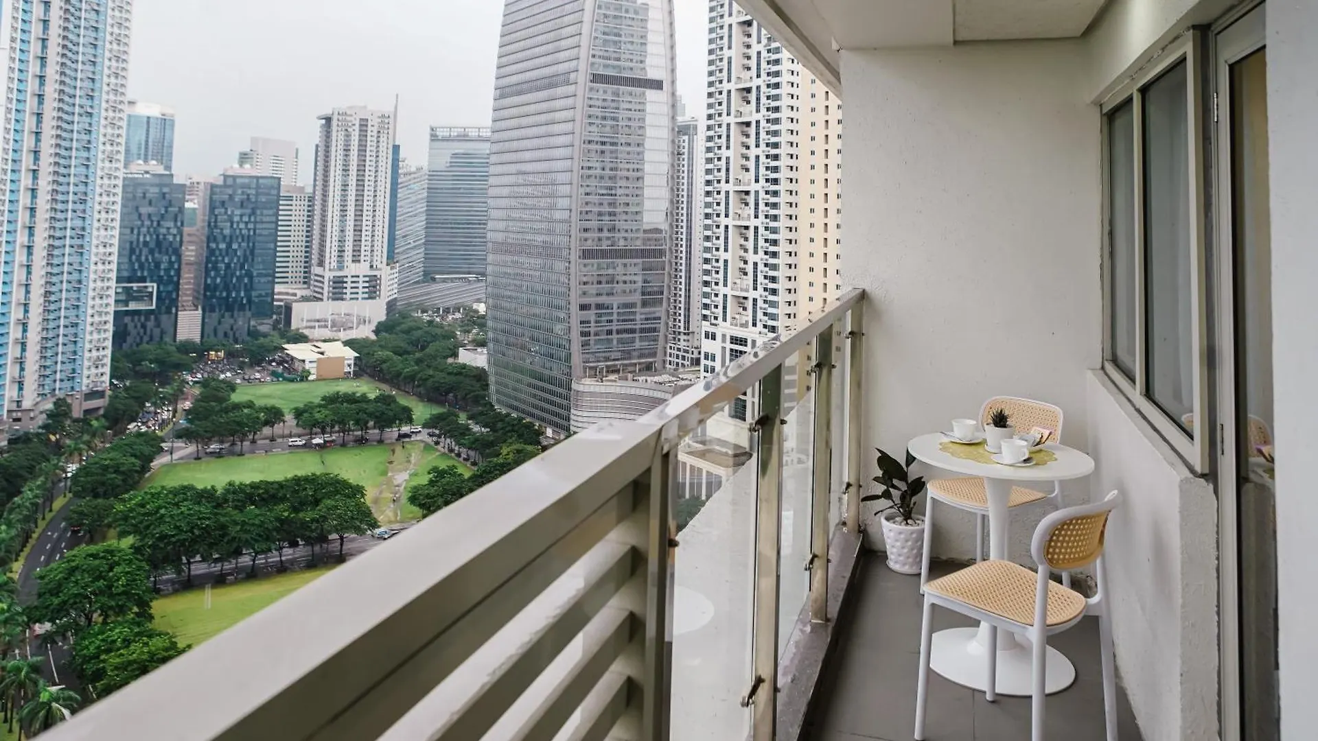 Aparthotel Le Martell 1Br Bgc Condo Unit - Infinity Pool & Gym Access With 360 City View Taguig
