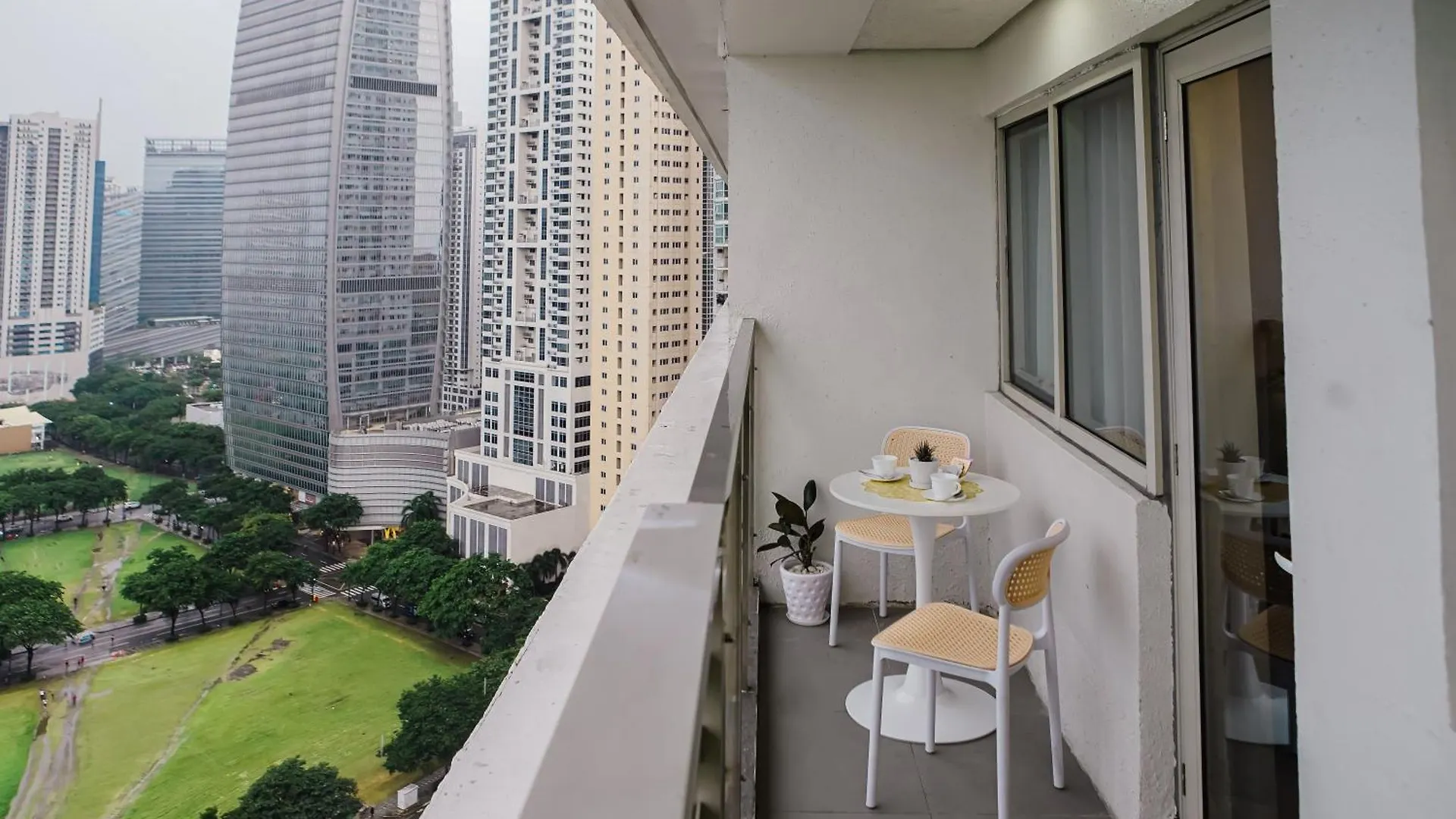 Le Martell 1Br Bgc Condo Unit - Infinity Pool & Gym Access With 360 City View Taguig 0*,  Philippines