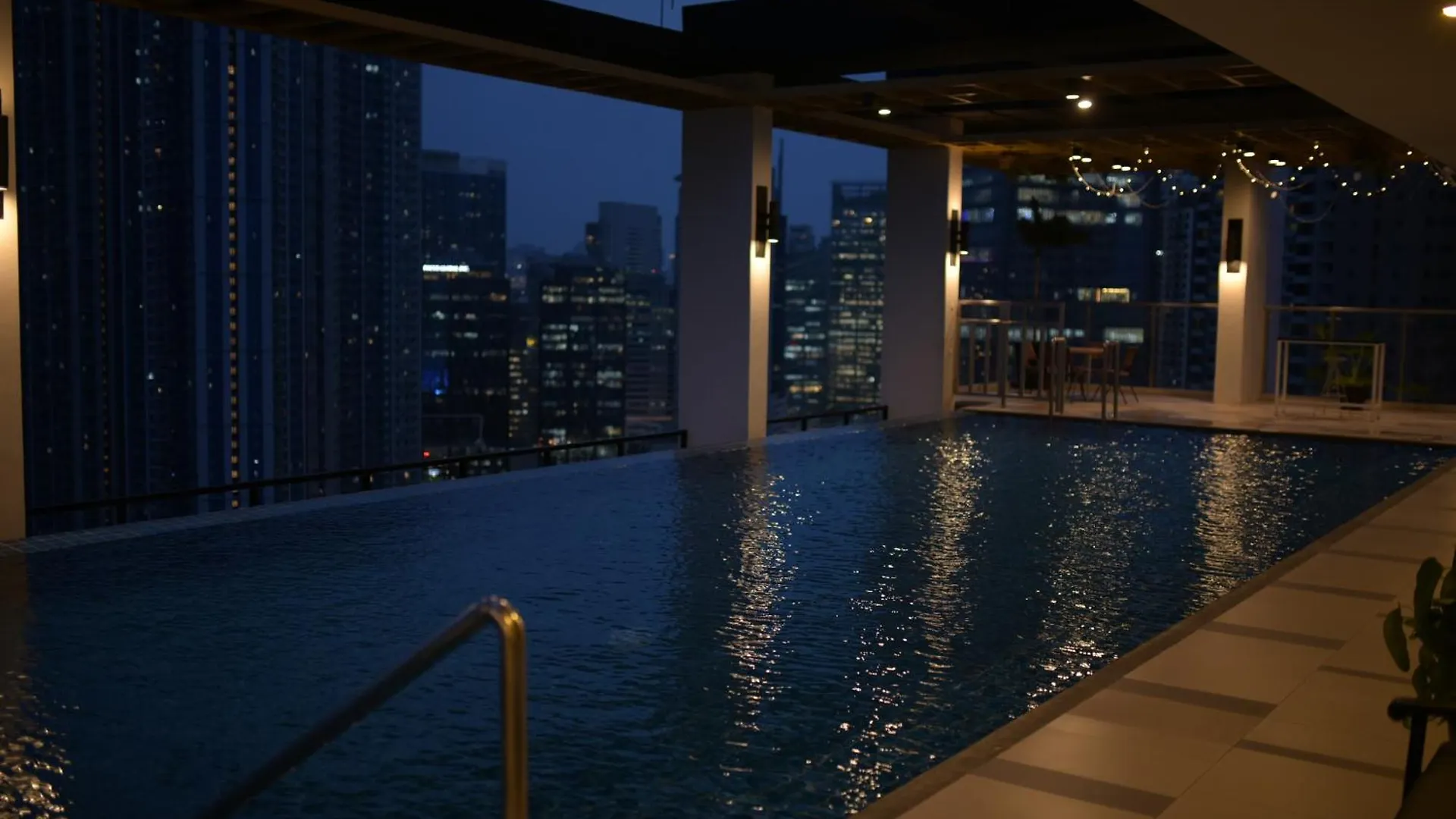 Le Martell 1Br Bgc Condo Unit - Infinity Pool & Gym Access With 360 City View Taguig Aparthotel