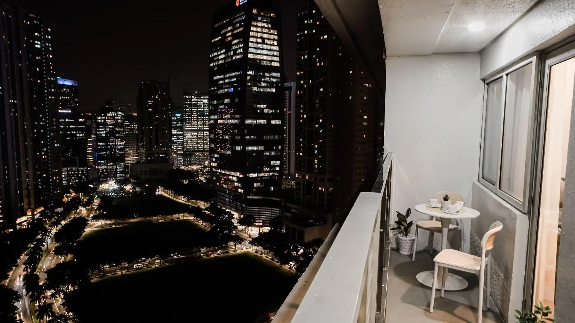 Le Martell 1Br Bgc Condo Unit - Infinity Pool & Gym Access With 360 City View Taguig Aparthotel