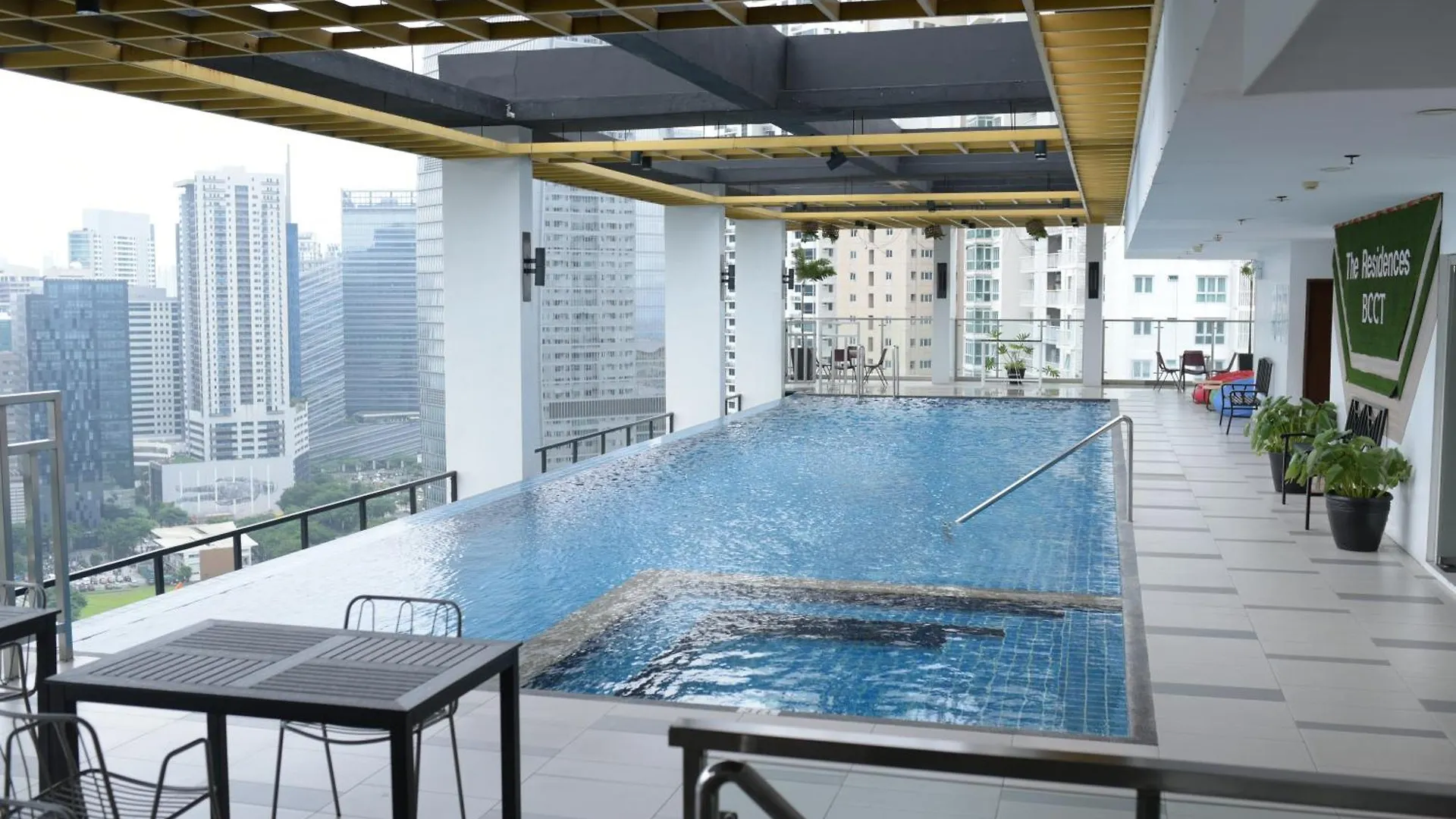 Le Martell 1Br Bgc Condo Unit - Infinity Pool & Gym Access With 360 City View Taguig