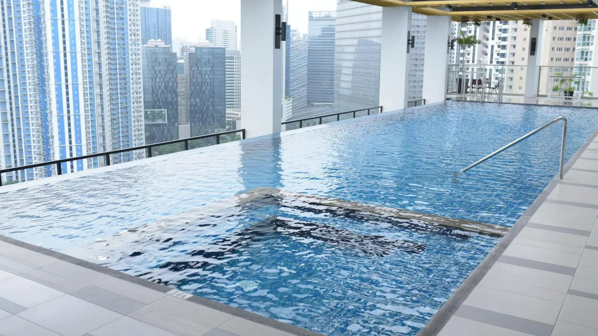 Le Martell 1Br Bgc Condo Unit - Infinity Pool & Gym Access With 360 City View Taguig 0*,  Philippines