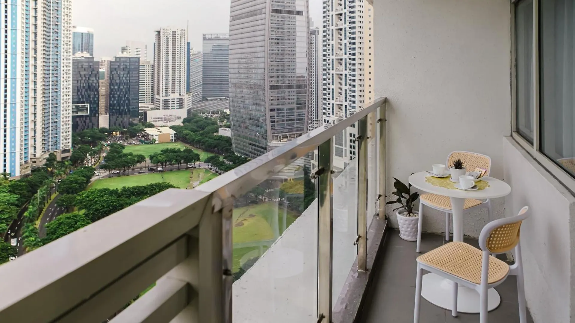 Le Martell 1Br Bgc Condo Unit - Infinity Pool & Gym Access With 360 City View Taguig