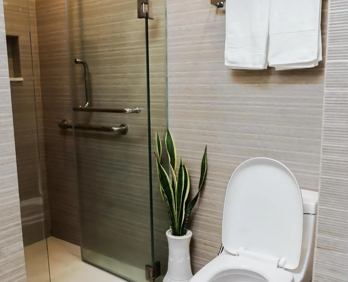 Le Martell 1Br Bgc Condo Unit - Infinity Pool & Gym Access With 360 City View Taguig 0*,  Philippines