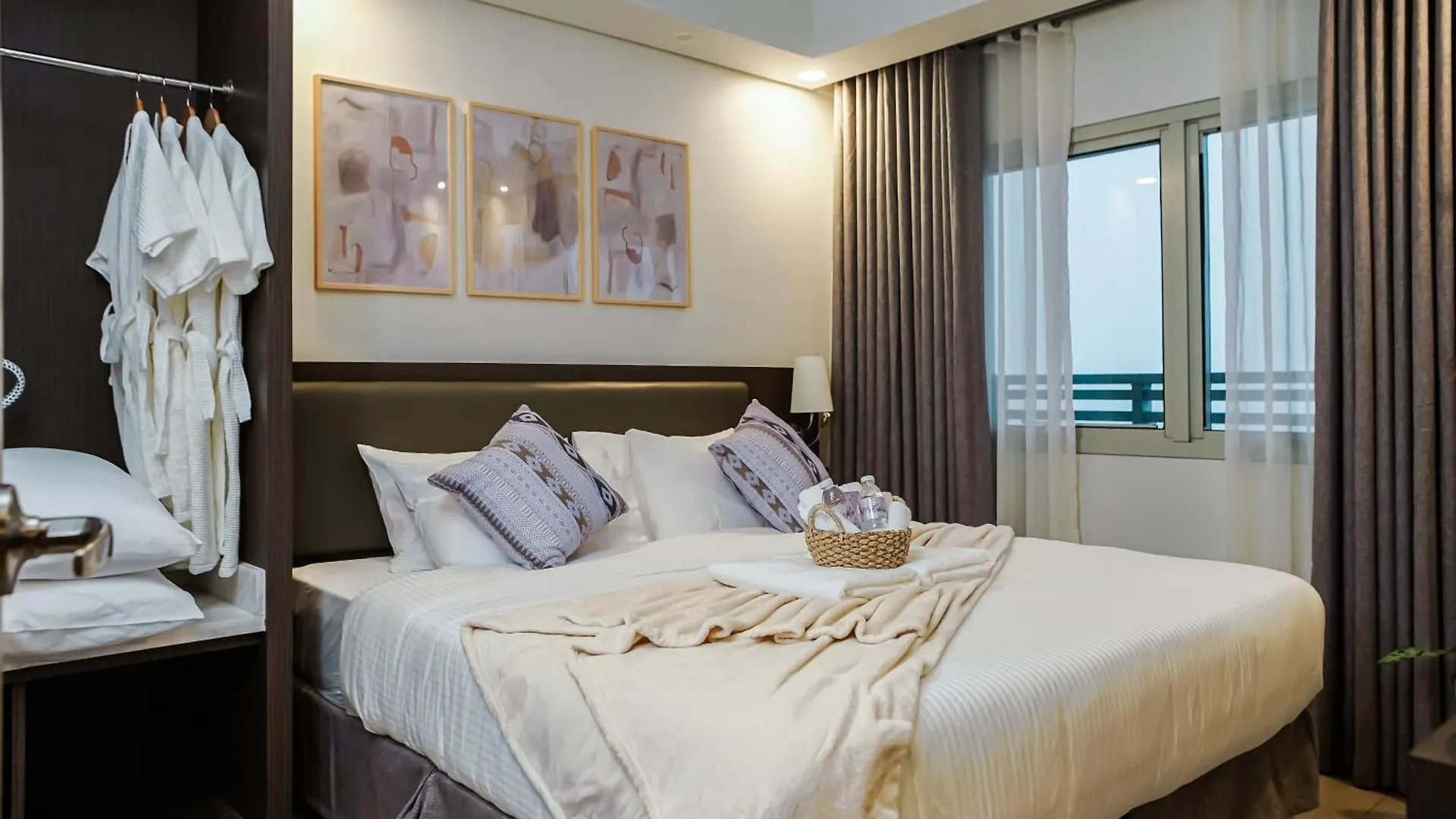 Le Martell 1Br Bgc Condo Unit - Infinity Pool & Gym Access With 360 City View Taguig Philippines