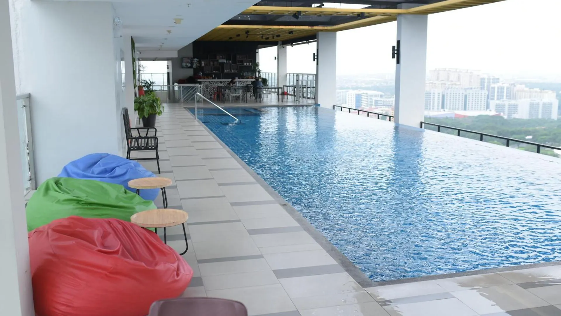 Aparthotel Le Martell 1Br Bgc Condo Unit - Infinity Pool & Gym Access With 360 City View Taguig Filippijnen